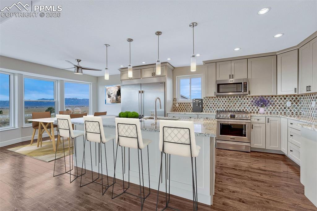 Image 10 of 50: Kitchen