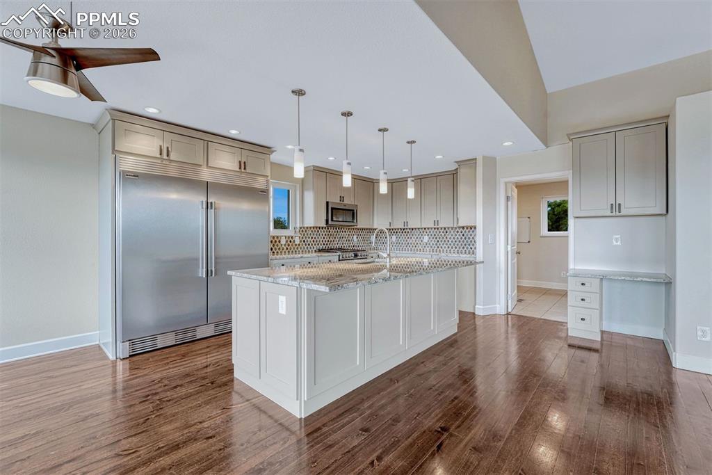 Image 11 of 50: Kitchen