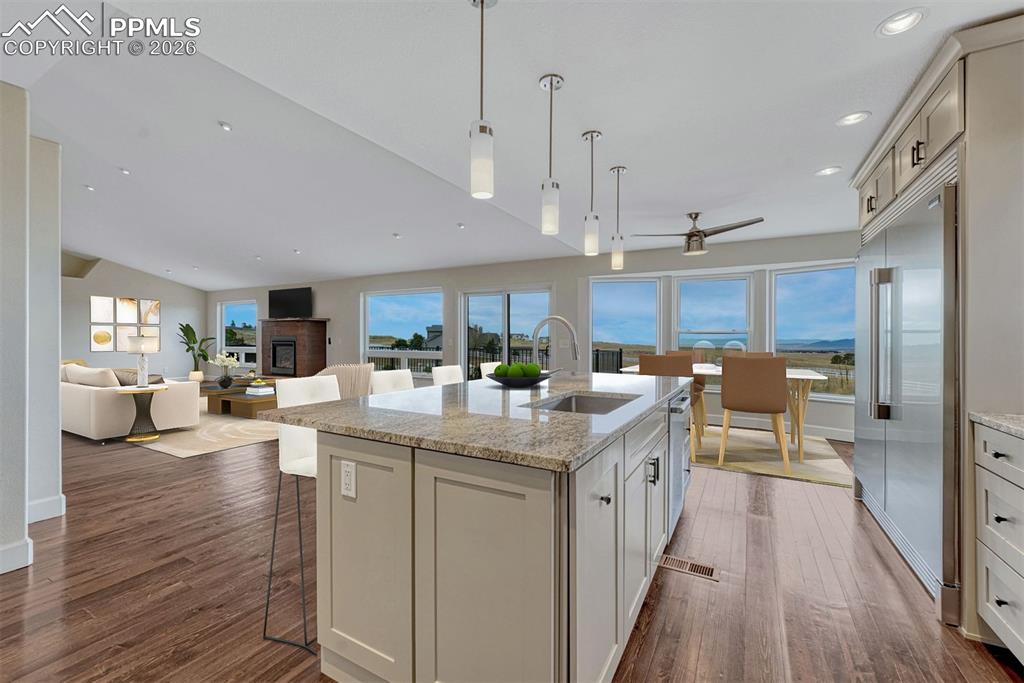 Image 13 of 50: Kitchen