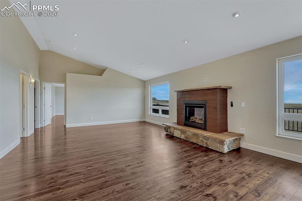 Image 20 of 50: Living Room