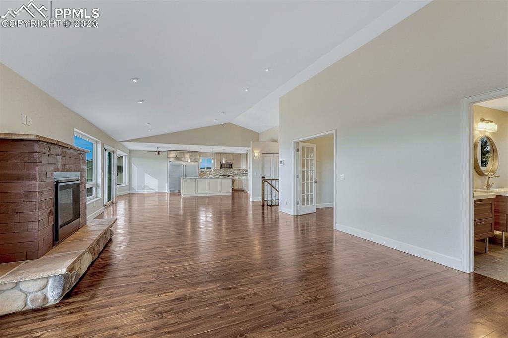 Image 22 of 50: Living Room