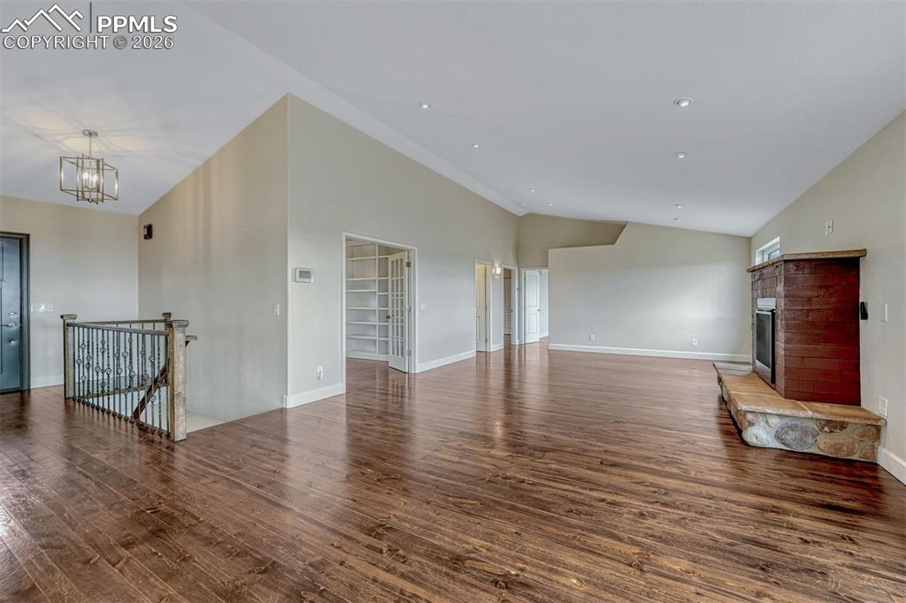 Image 23 of 50: Living Room