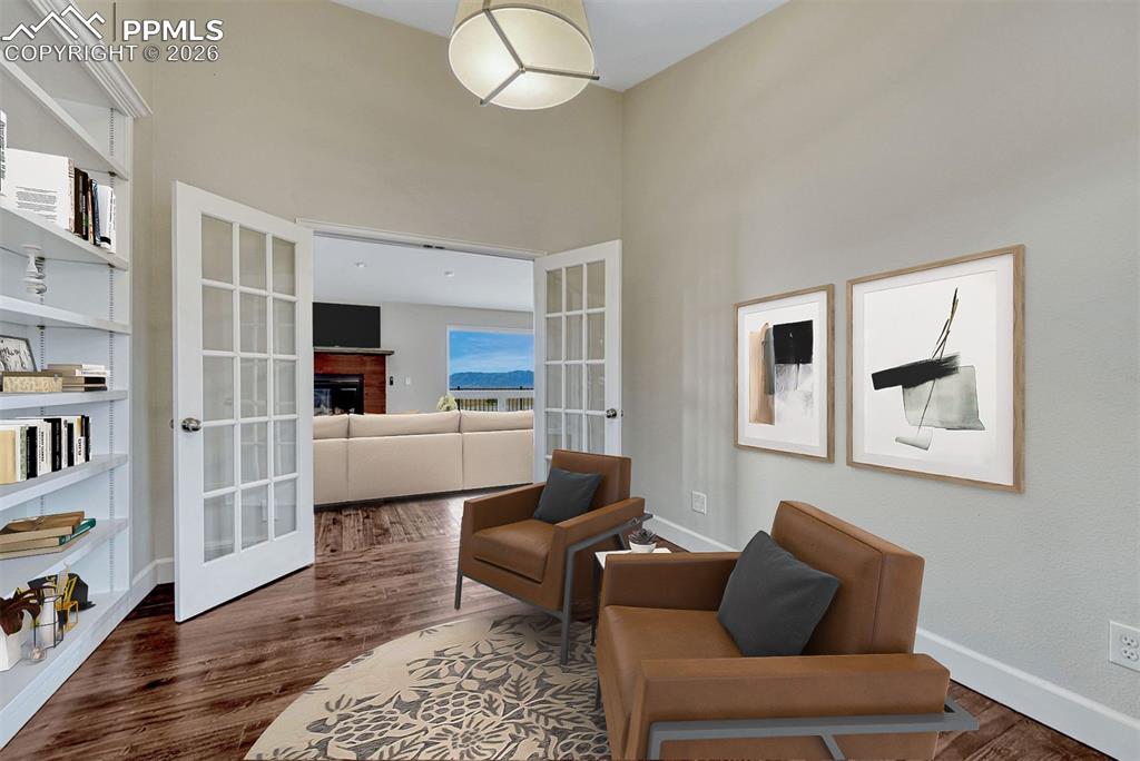 Image 26 of 50: Sitting Room