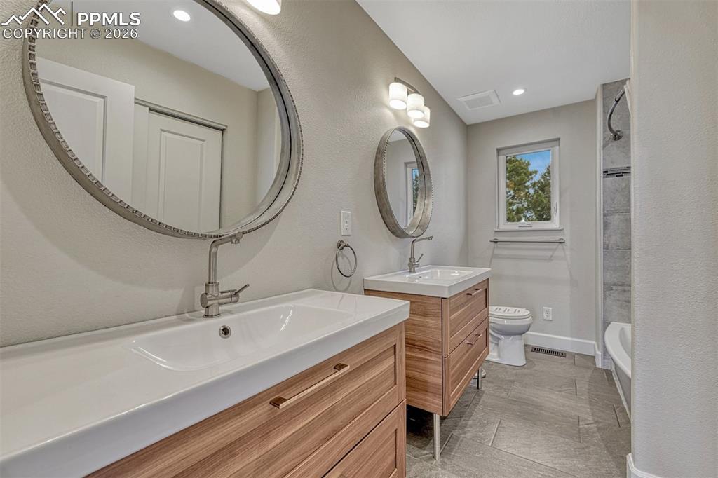 Image 27 of 50: Bathroom