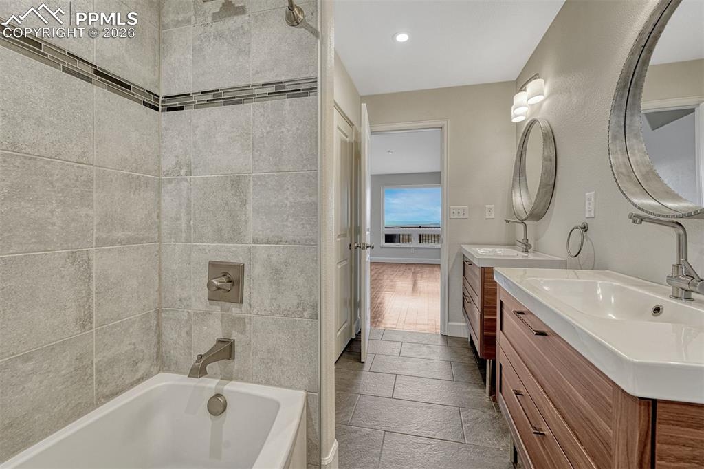 Image 28 of 50: Bathroom