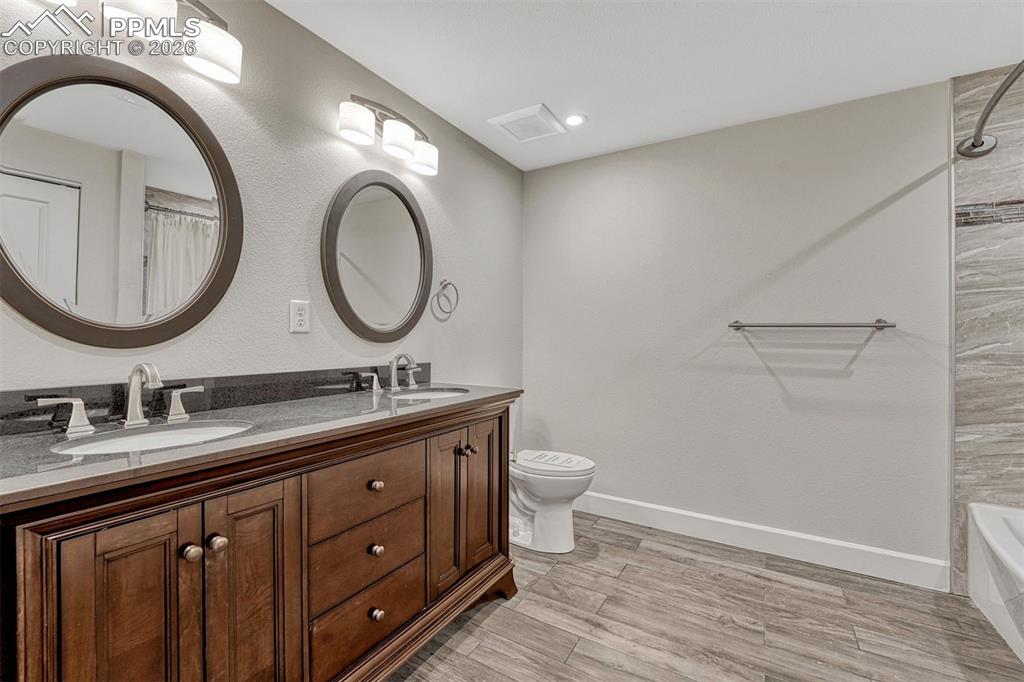 Image 31 of 50: Bathroom