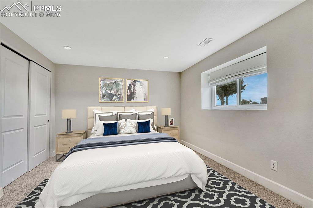 Image 34 of 50: Bedroom