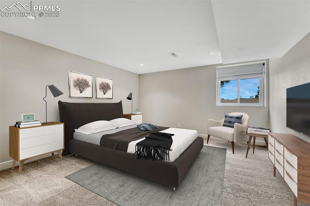 Image 35 of 50: Bedroom