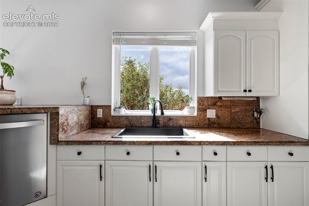 Image 14 of 48: Kitchen