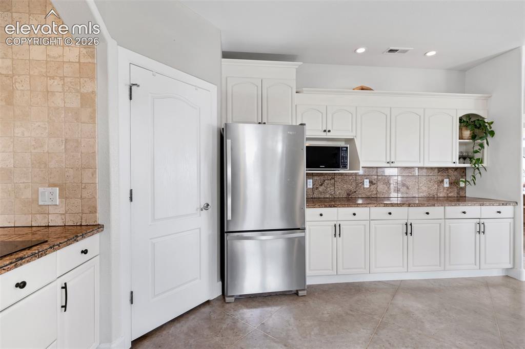 Image 15 of 48: Kitchen