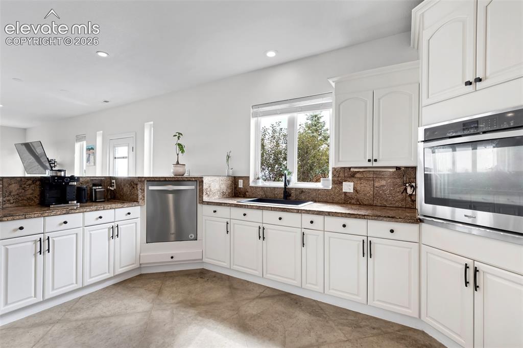 Image 16 of 48: Kitchen