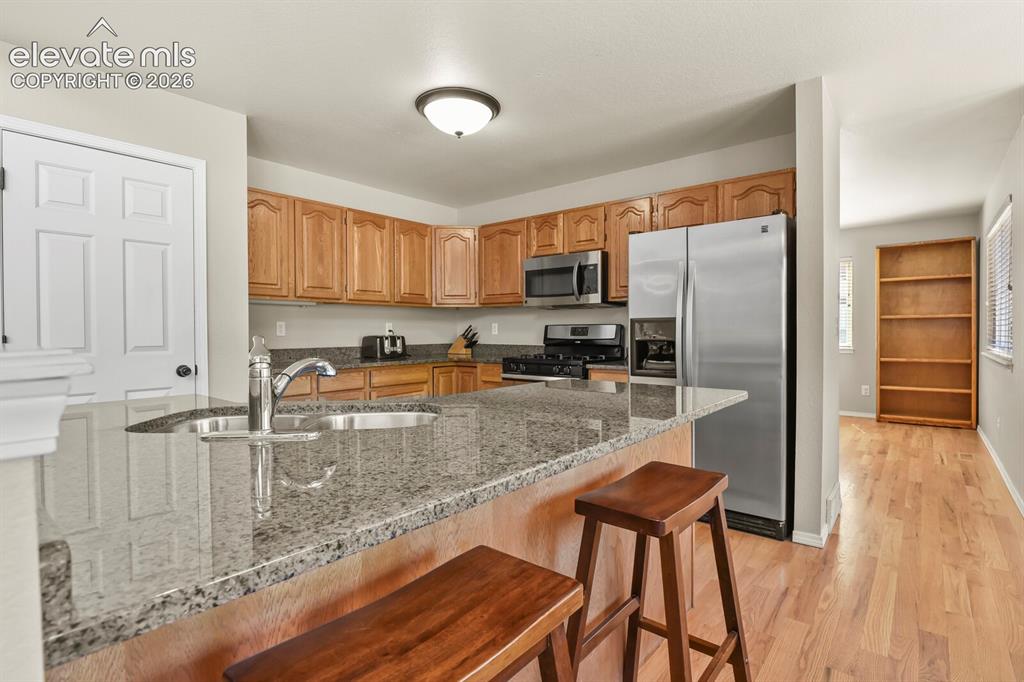 Image 10 of 50: Kitchen