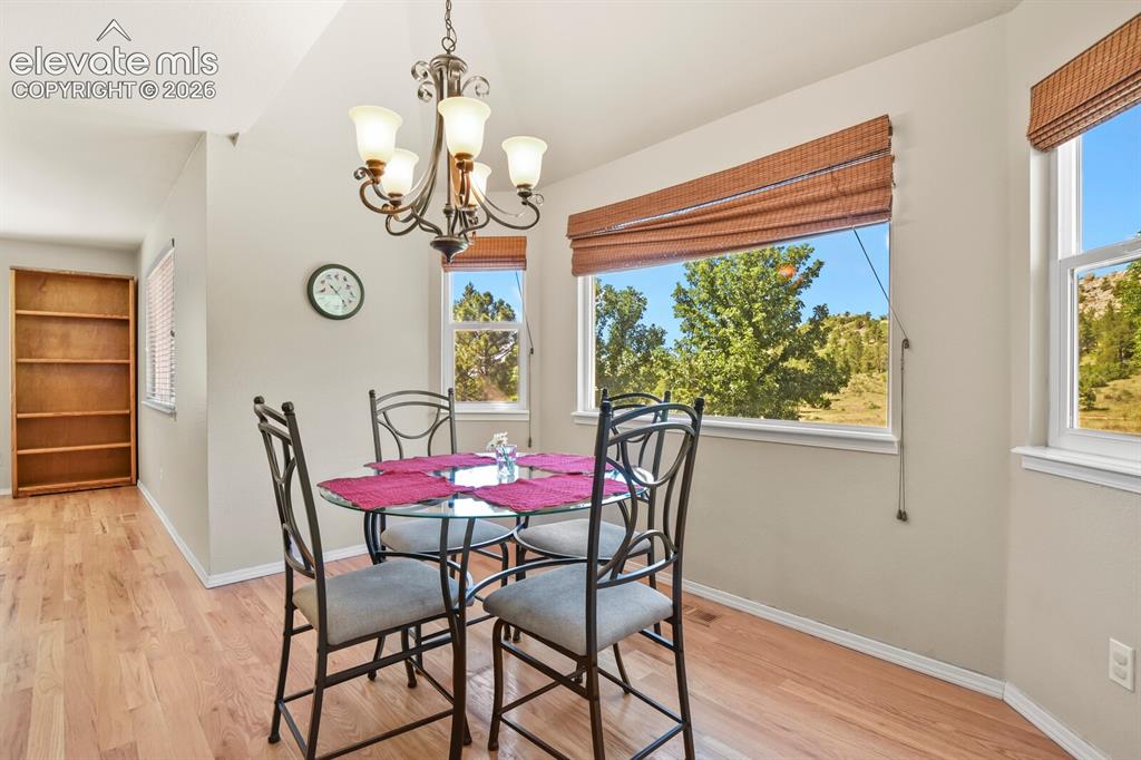 Image 14 of 50: Dining Area