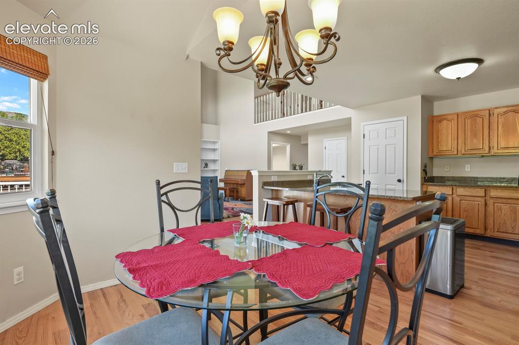 Image 15 of 50: Dining Area