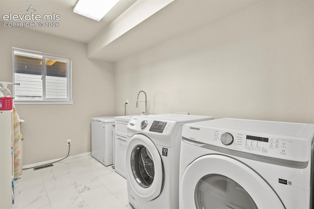 Image 20 of 50: Laundry