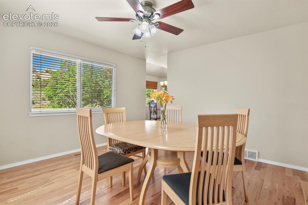 Image 7 of 50: Dining Area