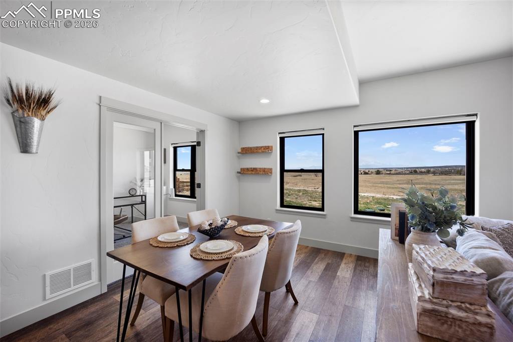 Image 14 of 45: Dining Area