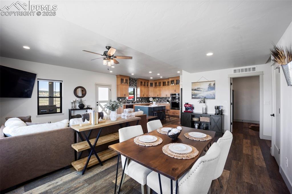 Image 15 of 45: Dining Area