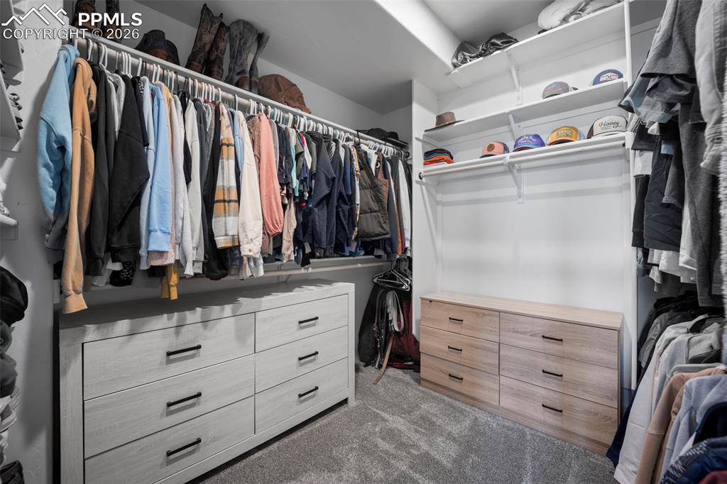 Image 19 of 45: Closet