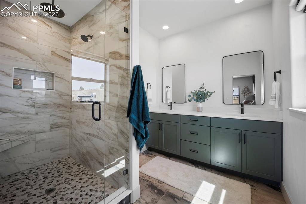 Image 21 of 45: Bathroom