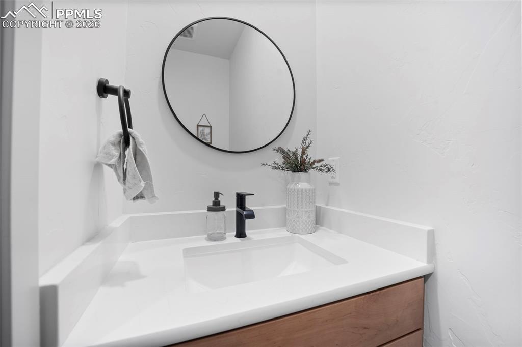 Image 25 of 45: Bathroom