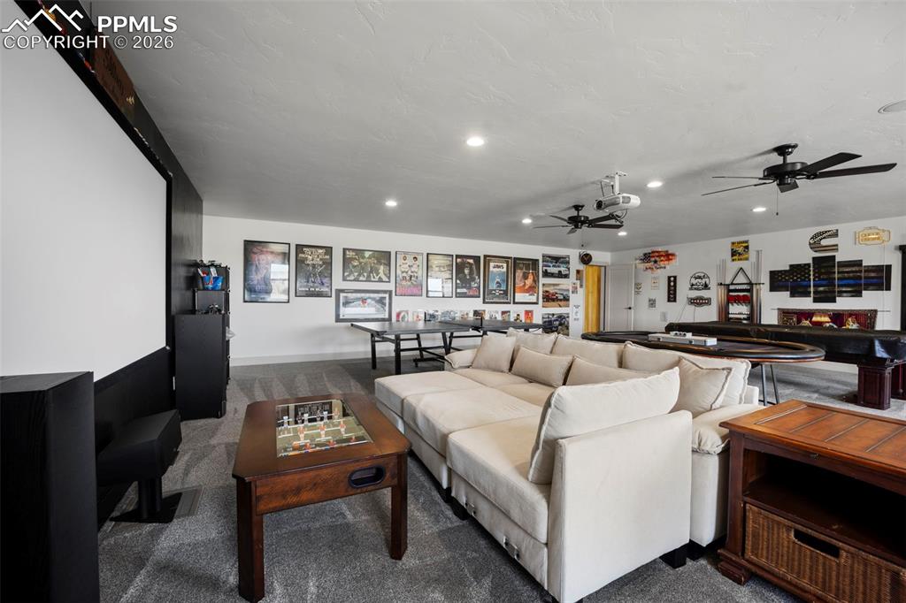 Image 32 of 45: Living Room