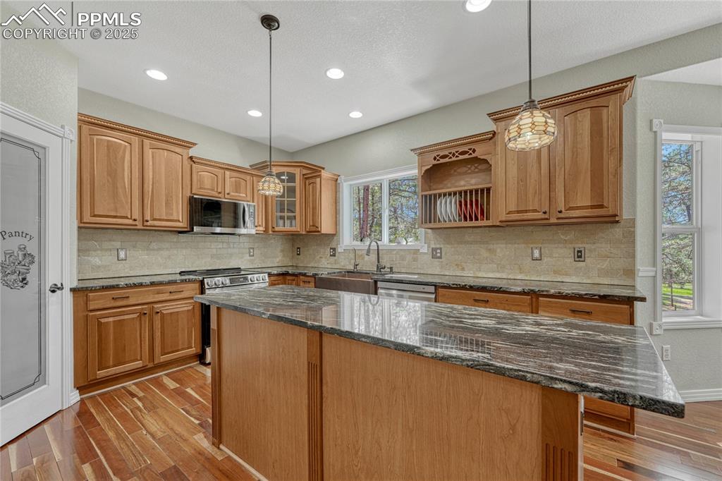 Image 10 of 50: Kitchen