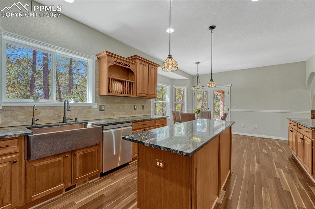 Image 11 of 50: Kitchen