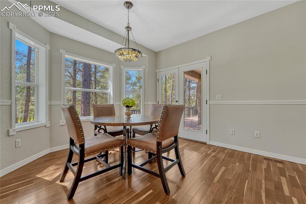 Image 14 of 50: Dining Area