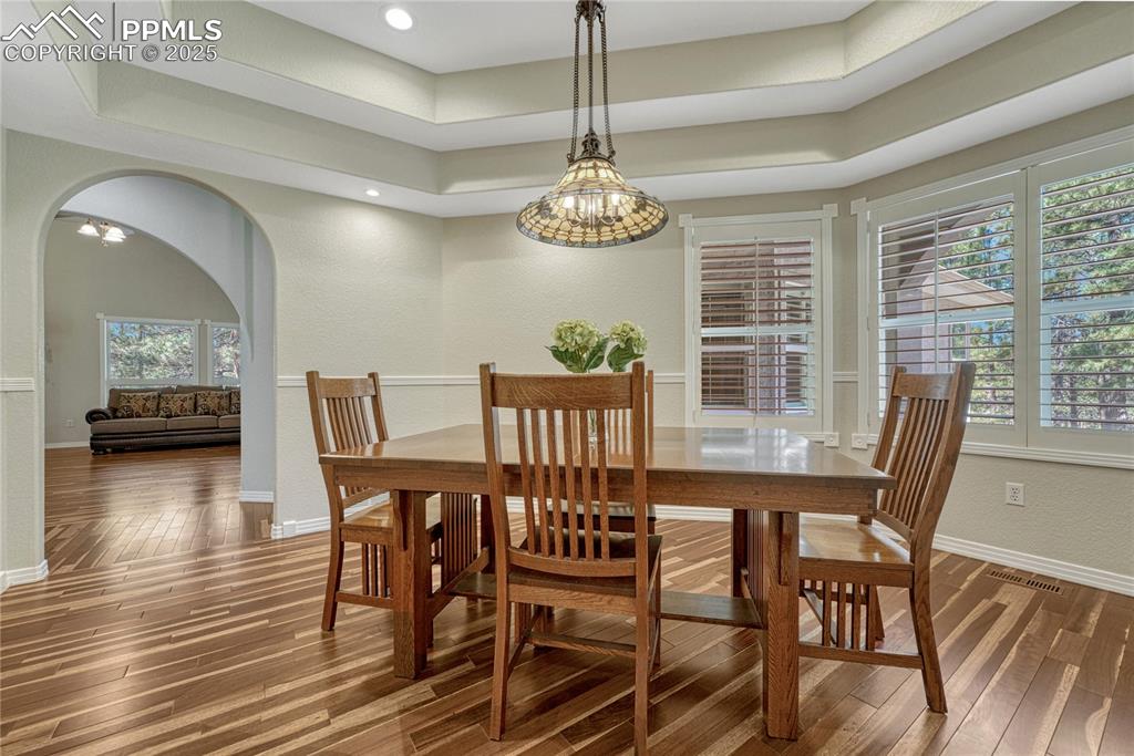 Image 15 of 50: Dining Area