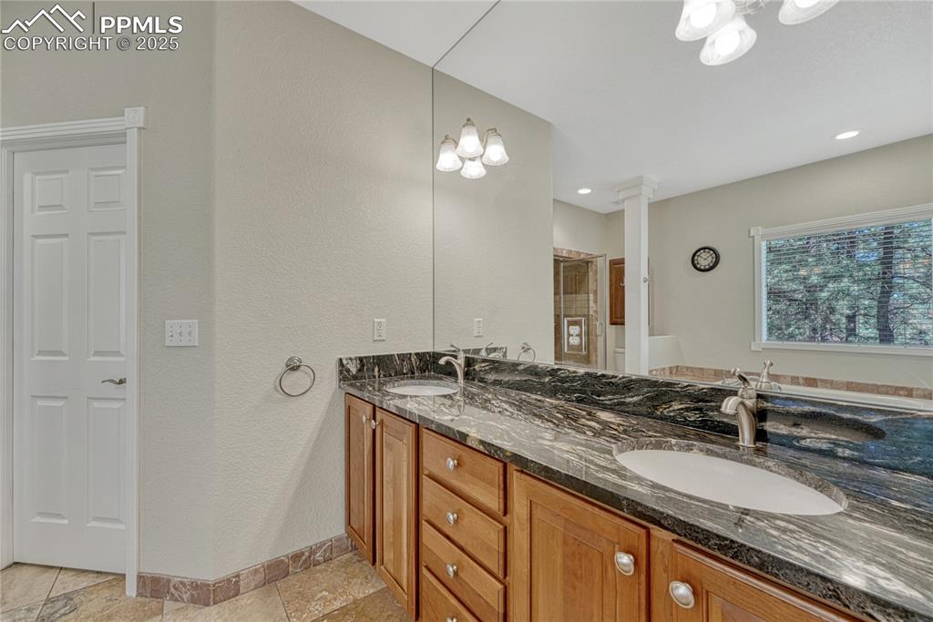 Image 20 of 50: Bathroom