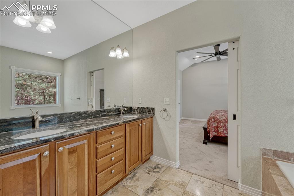 Image 21 of 50: Bathroom