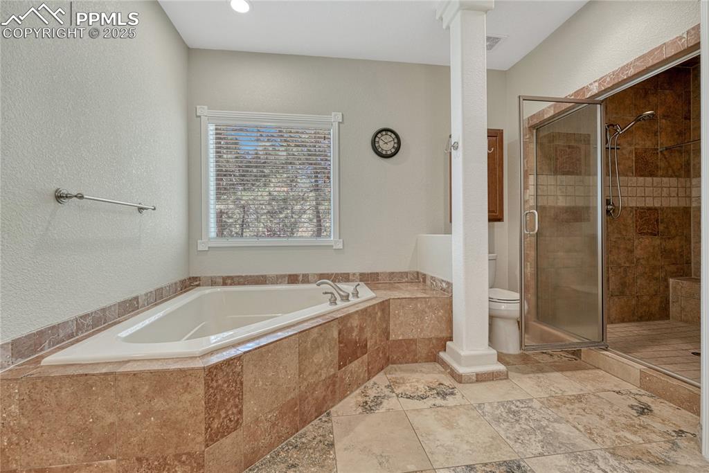 Image 22 of 50: Bathroom