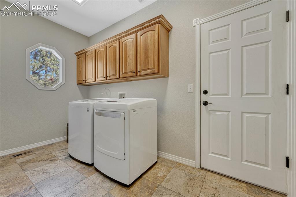 Image 28 of 50: Laundry