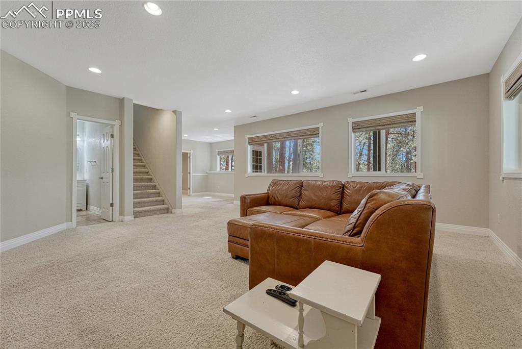 Image 29 of 50: Living Room