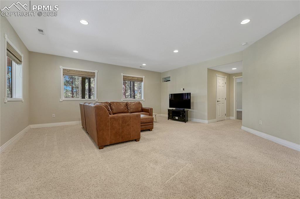 Image 31 of 50: Living Room