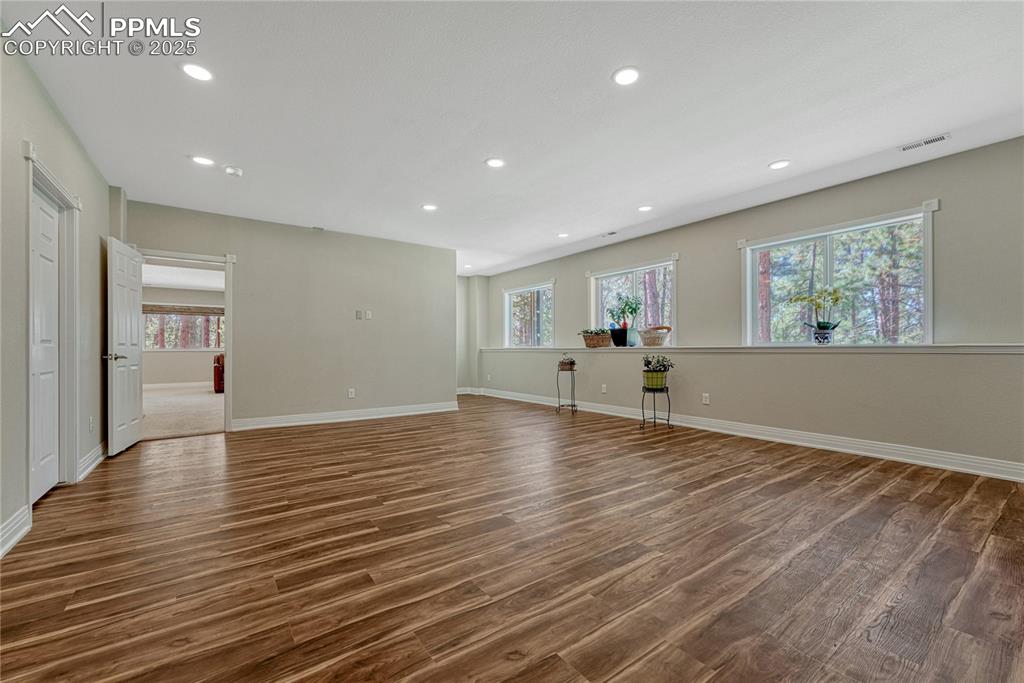 Image 32 of 50: Living Room