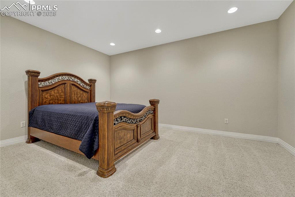 Image 36 of 50: Bedroom