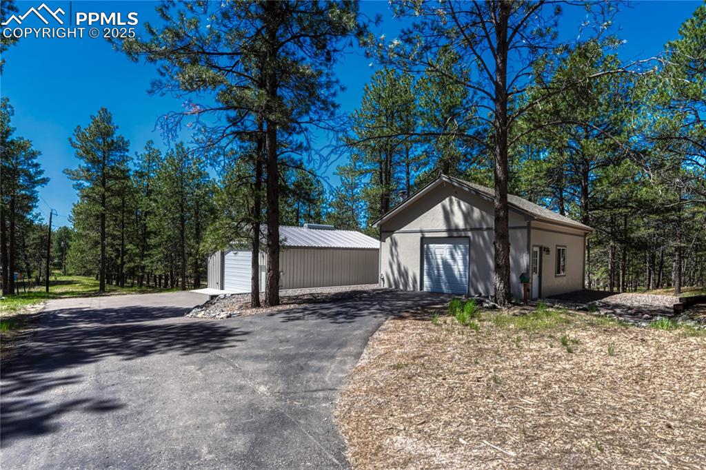 Image 39 of 50: Garage