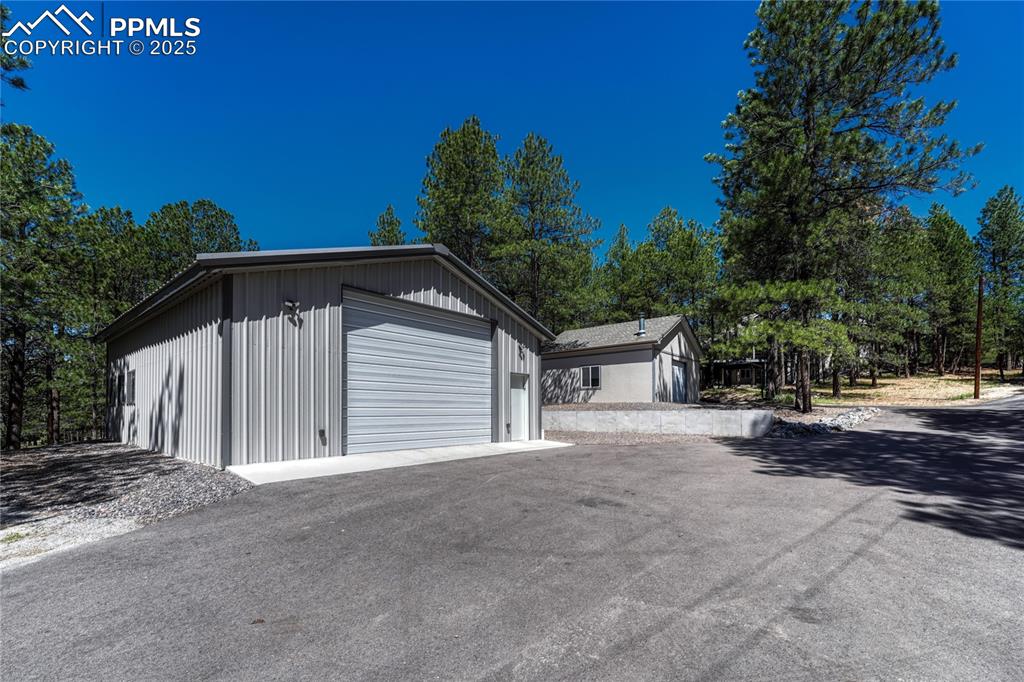 Image 40 of 50: Garage