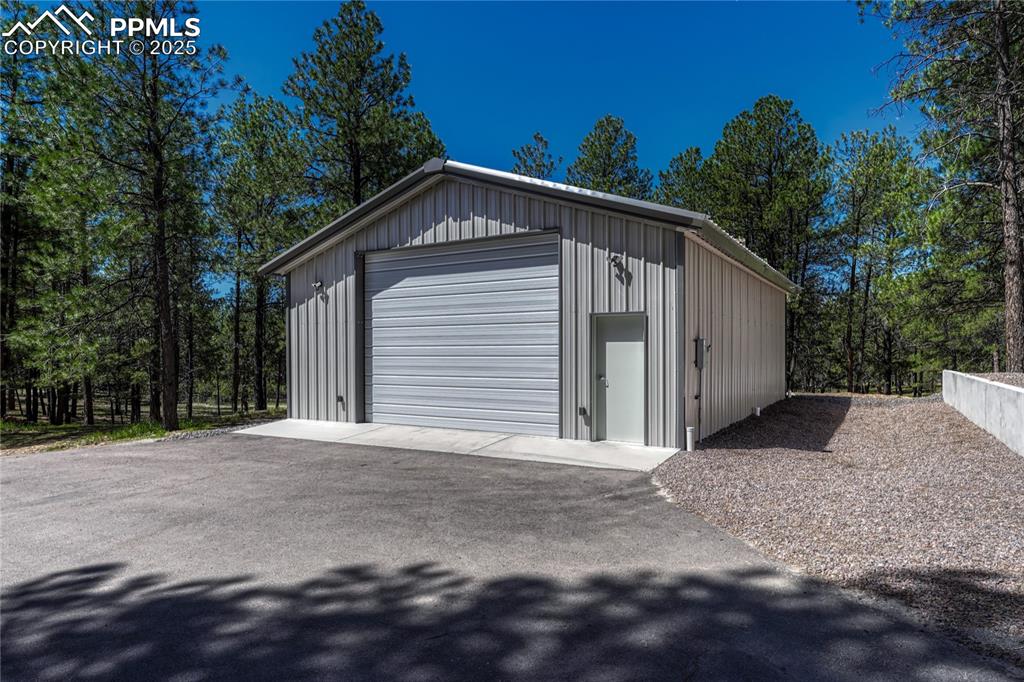 Image 41 of 50: Garage