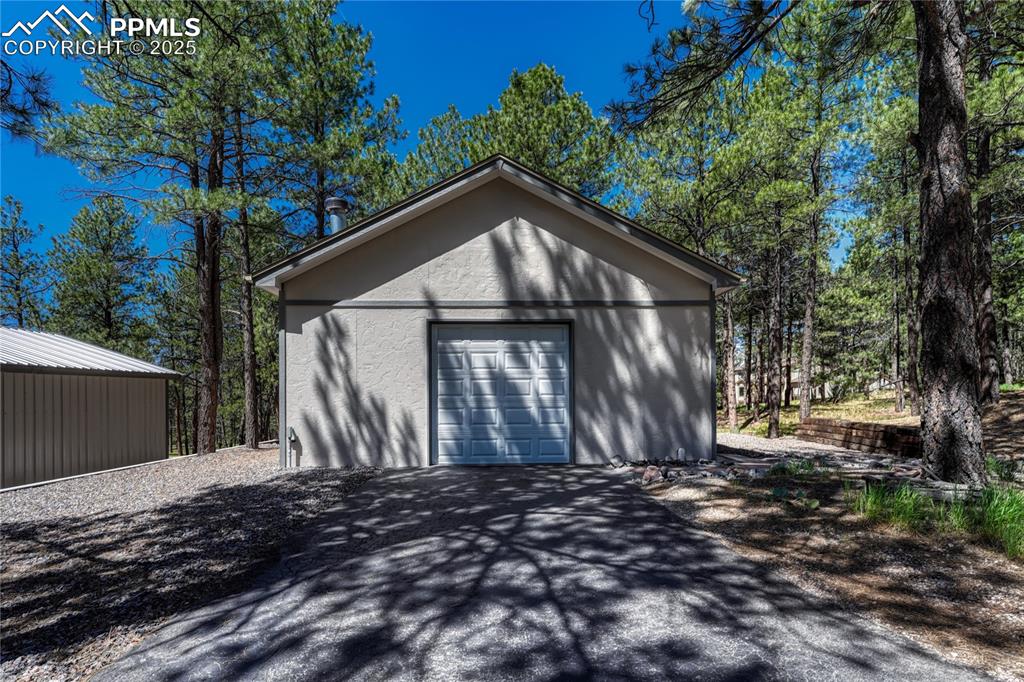 Image 42 of 50: Garage