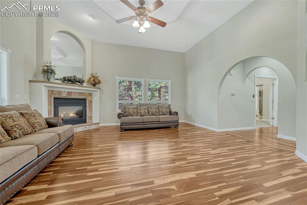 Image 6 of 50: Living Room