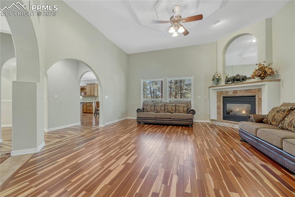 Image 7 of 50: Living Room