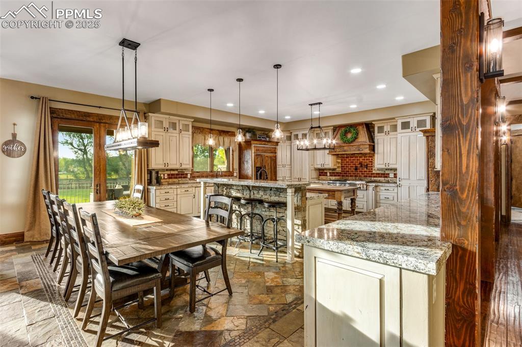 Image 10 of 50: Dining Area