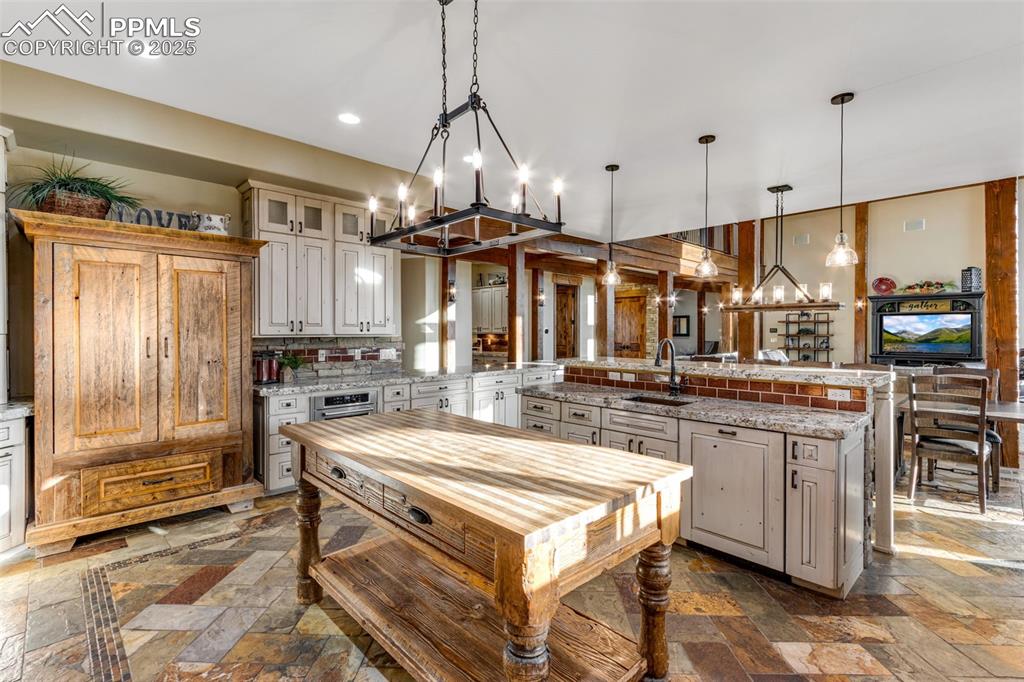 Image 12 of 50: Kitchen
