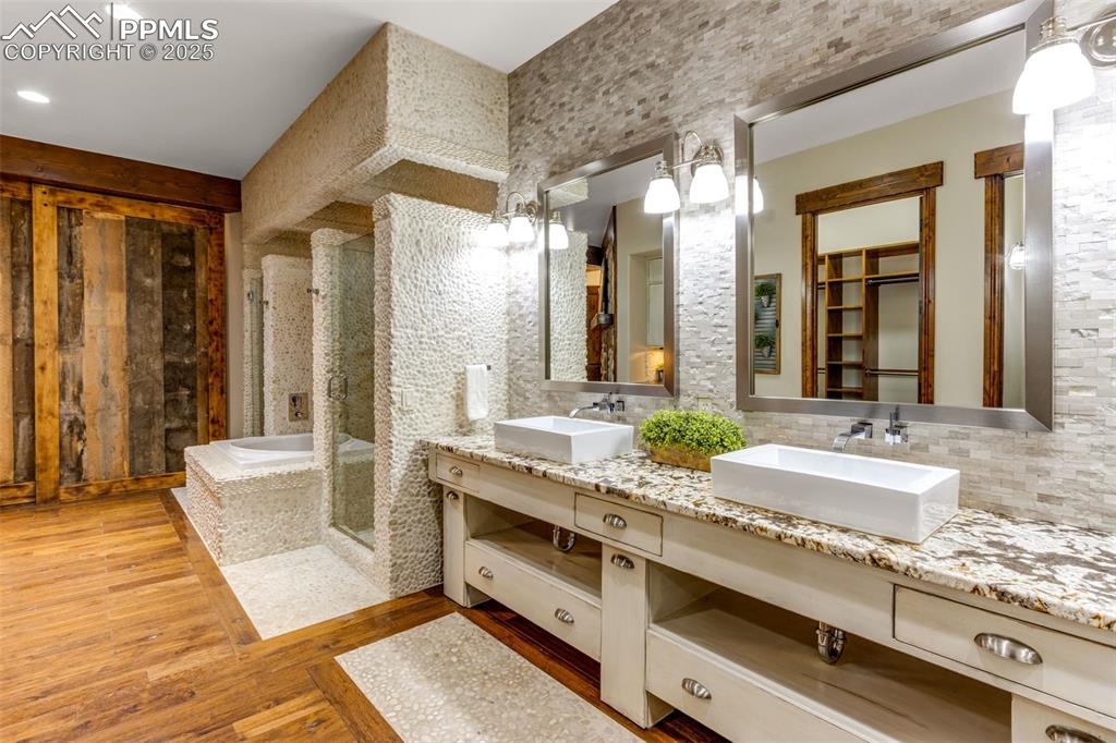 Image 18 of 50: Bathroom