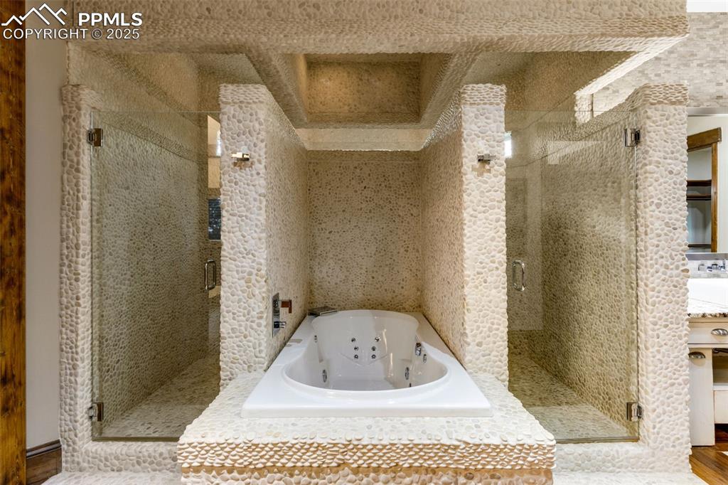 Image 19 of 50: Bathroom