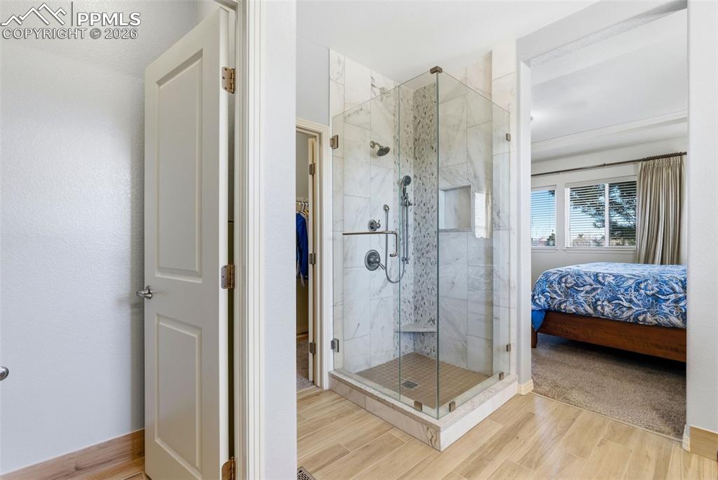 Image 22 of 48: Bathroom