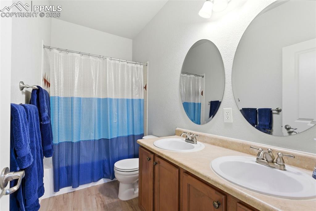 Image 28 of 48: Bathroom